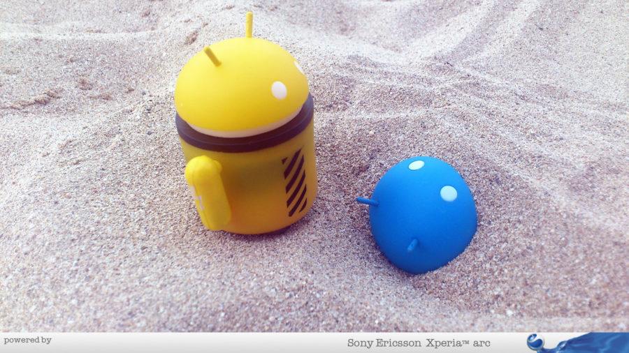 Androidi na plaži