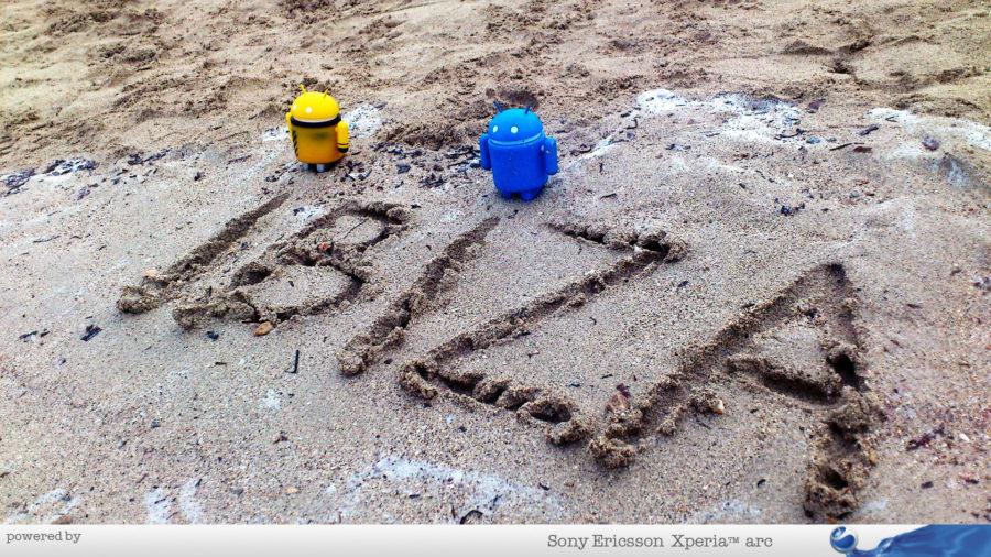 Androidi pišu po pesku
