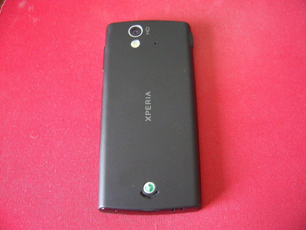 Sony Ericsson Xperia ray sa zadnje strane