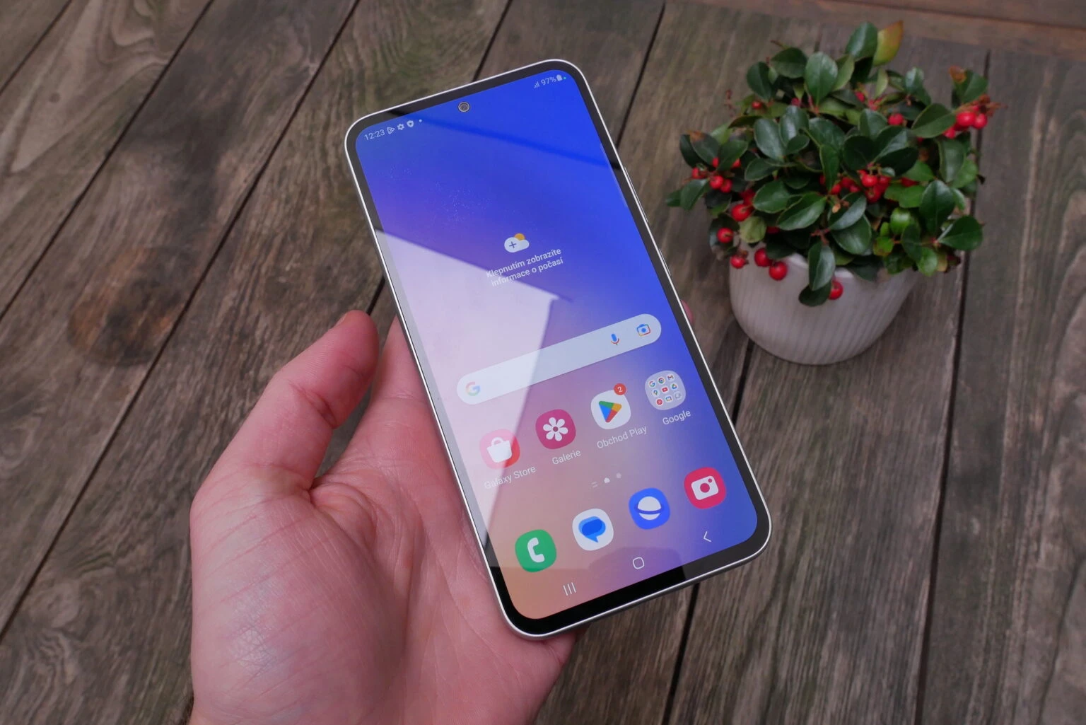 Samsung početni ekran sa sat+vremenska prognoza widgetom na vrhu i uredno poređanim ikonicama aplikacija
