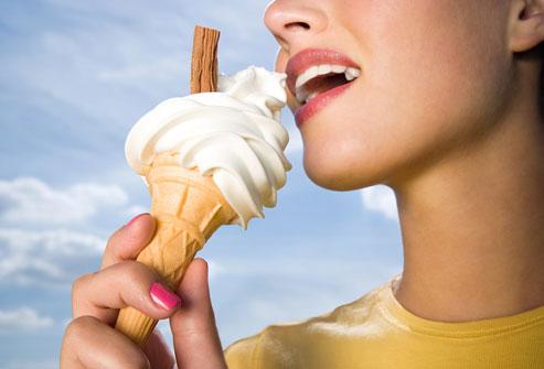 Žena jede sladoled